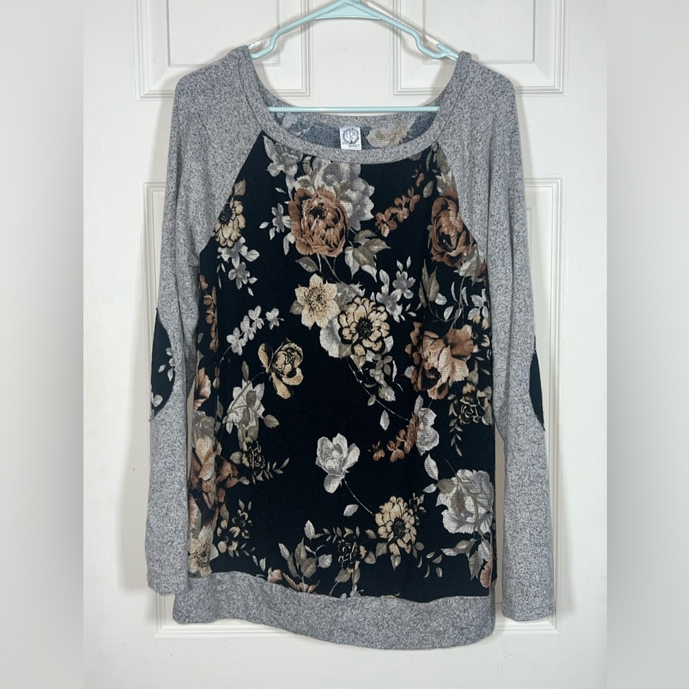 Sun n Moon ❤️ Boutique Brand Black and Gray Floral Sweatshirt w elbow patches